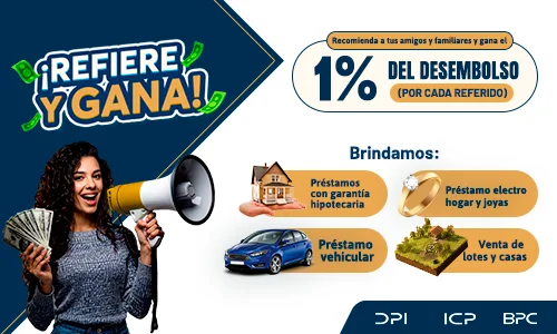 Personas celebrando con documentos de propiedad y llaves simbólicas